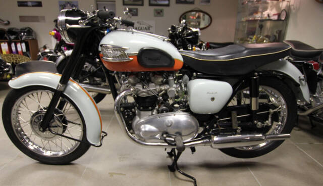 1959 Triumpoh Bonneville tangerine LHS